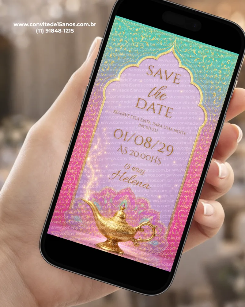 Save the Date para 15 Anos Aladdin com lâmpada mágica dourada, fundo em tons de azul e rosa, arabescos e detalhes inspirados no Oriente.