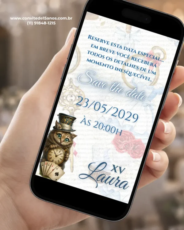 Save the Date para 15 Anos Alice no País das Maravilhas com gato de Cheshire, relógio, cartas de baralho, flores e detalhes encantadores.
