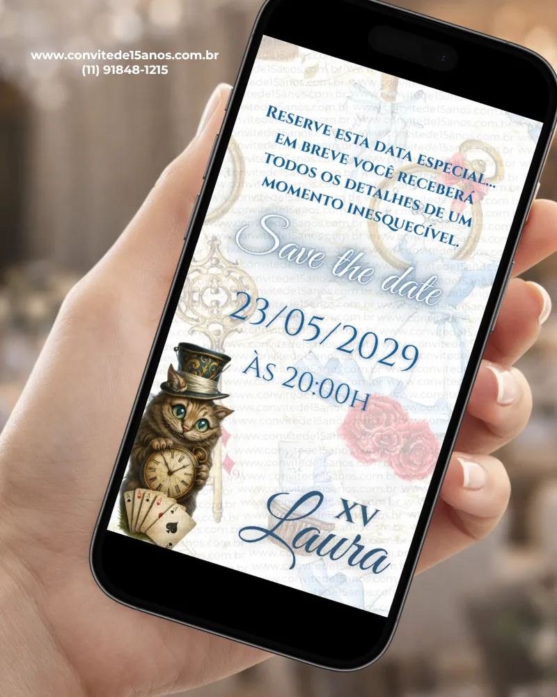 Save the Date para 15 Anos Alice no País das Maravilhas com gato de Cheshire, relógio, cartas de baralho, flores e detalhes encantadores.