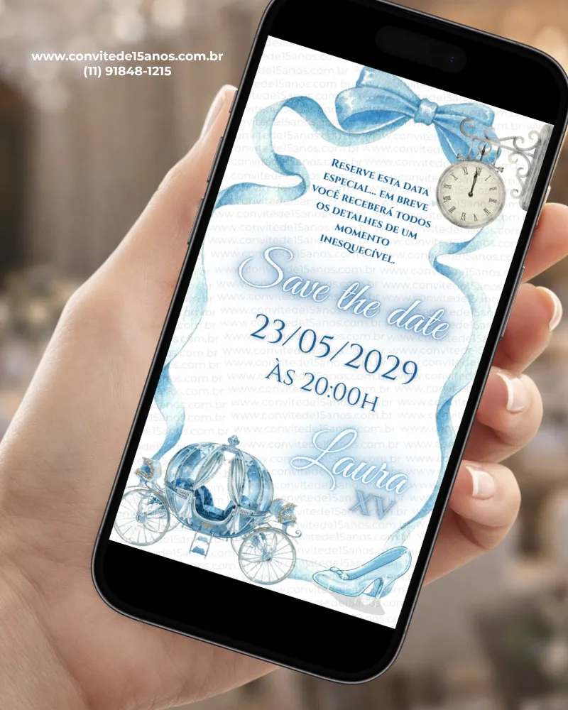 Save the Date para 15 Anos Cinderela com laço azul, relógio, carruagem, sapatinho de cristal e detalhes delicados.