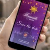 Save the Date para 15 Anos Enrolados com lanternas flutuantes, símbolo do sol, fundo roxo e detalhes dourados.