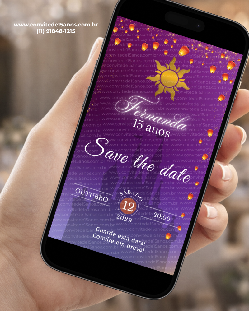 Save the Date para 15 Anos Enrolados com lanternas flutuantes, símbolo do sol, fundo roxo e detalhes dourados.
