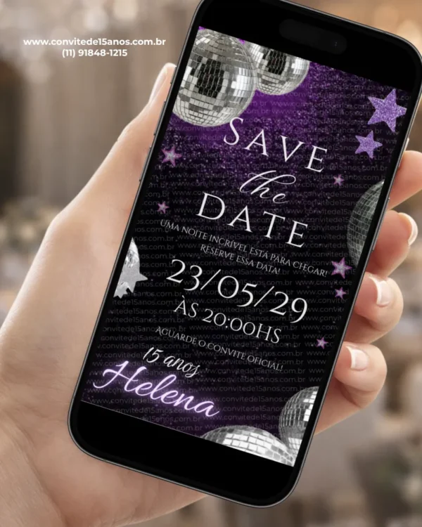 Save the Date para 15 Anos Euphoria com fundo roxo escuro, estrelas, bolas espelhadas e detalhes em prata.