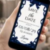 Save the Date para 15 Anos Laço Azul com fundo azul-marinho, laços de cetim, moldura decorativa e detalhes elegantes.