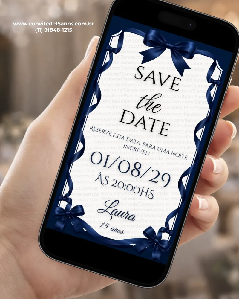 Save the Date para 15 Anos Laço Azul com fundo azul-marinho, laços de cetim, moldura decorativa e detalhes elegantes.