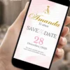 Save the Date para 15 anos rosa, com detalhes em dourado, tipografia elegante e composição delicada para festa de debutante.
