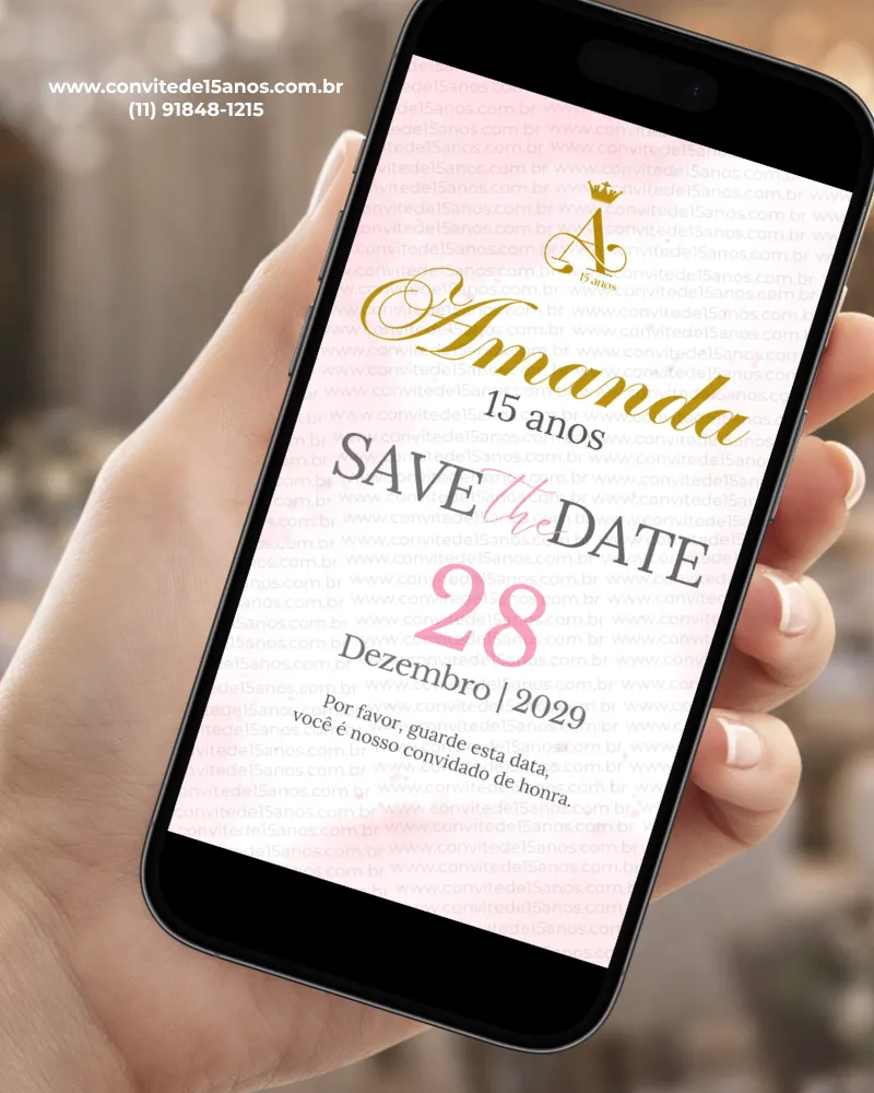 Save the Date para 15 anos rosa, com detalhes em dourado, tipografia elegante e composição delicada para festa de debutante.