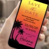 Save the Date para 15 Anos Tardezinha com fundo em degradê amarelo e rosa, coqueiros, detalhes tropicais e estilo de verão.