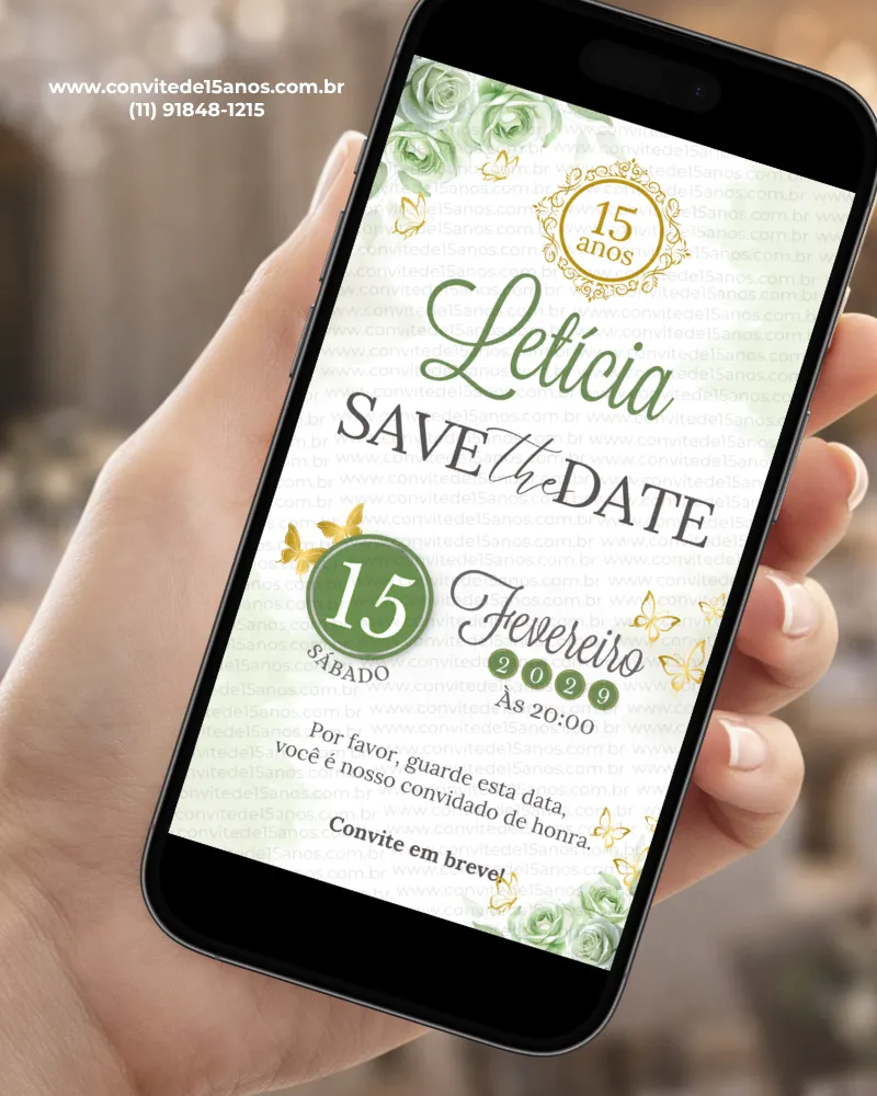 Save the Date para 15 Anos Verde com flores verdes, borboletas douradas, moldura ornamental e detalhes em verde e dourado.