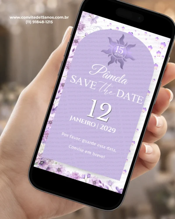 Save the Date para Aniversário de 15 Anos Enrolados com flores lilás, lanternas flutuantes, símbolo do sol e detalhes em roxo.