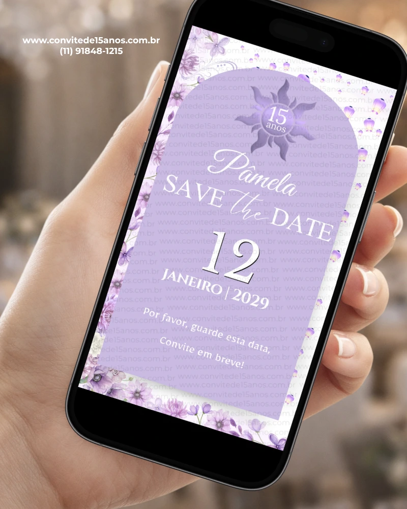 Save the Date para Aniversário de 15 Anos Enrolados com flores lilás, lanternas flutuantes, símbolo do sol e detalhes em roxo.