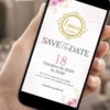 Save the Date para aniversário de 15 anos rosa e dourado, com flores rosas, detalhes dourados e design elegante para debutante.