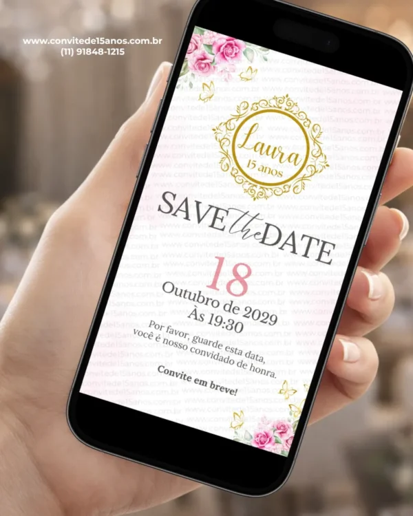 Save the Date para aniversário de 15 anos rosa e dourado, com flores rosas, detalhes dourados e design elegante para debutante.