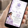 Save the Date para Debutante Enrolados com flores lilás, lanternas flutuantes, símbolo do sol e detalhes em roxo.