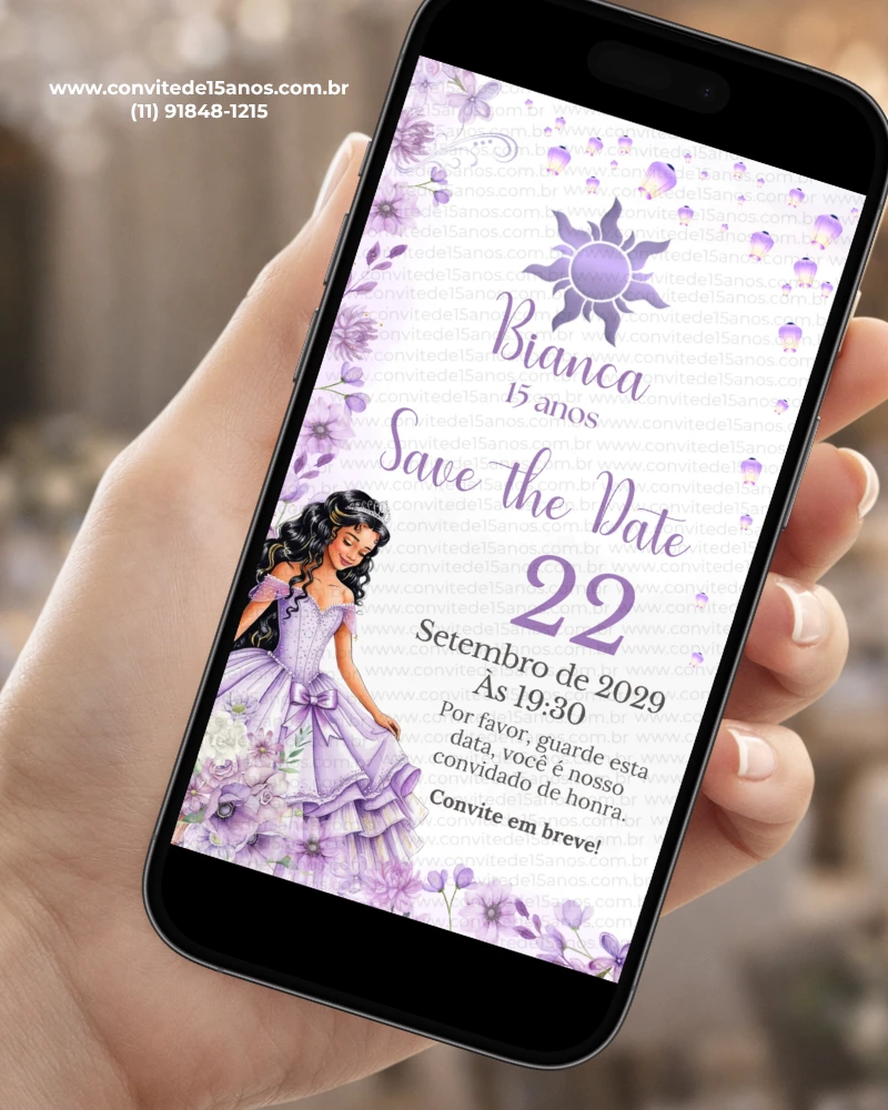 Save the Date para Debutante Enrolados com flores lilás, lanternas flutuantes, símbolo do sol e detalhes em roxo.