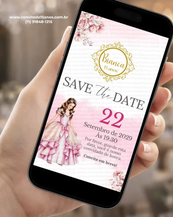 Save the Date para debutante rosa, com flores delicadas em tons de rosa, detalhes dourados e ilustração de uma debutante com vestido rosa.