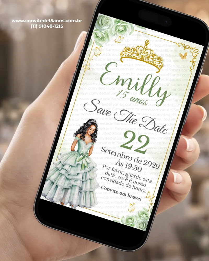 Save the Date para Debutante Verde com coroa dourada, flores verdes, borboletas e debutante usando um vestido verde.