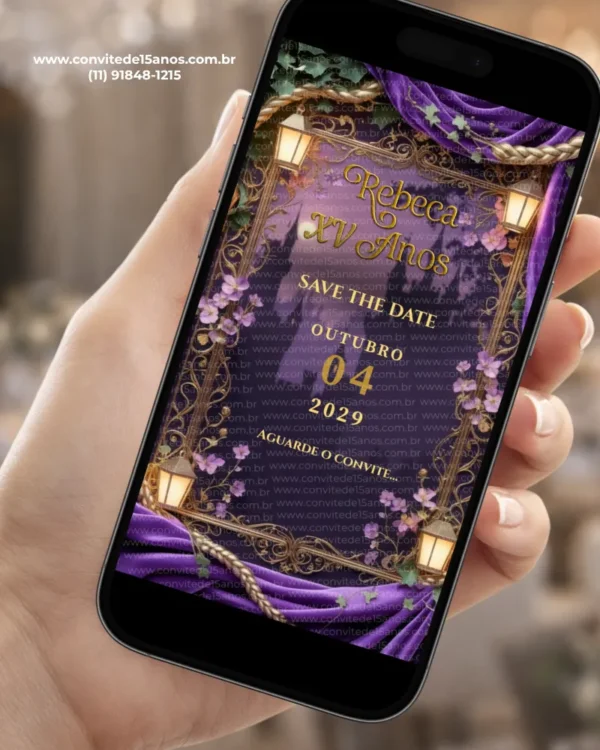 Save the Date Rapunzel para 15 anos, com decoração em tons de roxo e dourado, moldura ornamental, flores roxas, lanternas e detalhes inspirados na princesa Rapunzel.