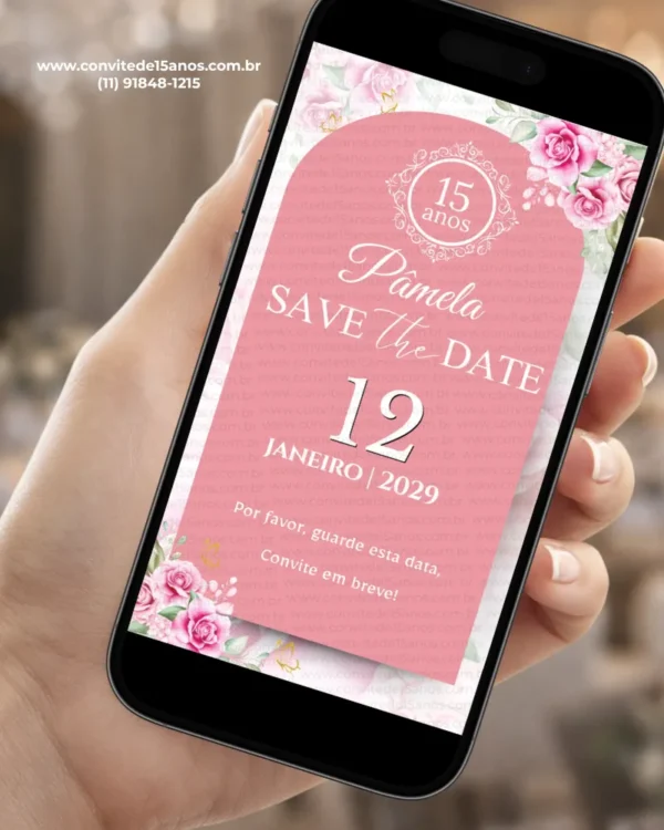 Save the Date rosa para aniversário de 15 anos com flores cor-de-rosa, rosas, detalhes dourados e design elegante.