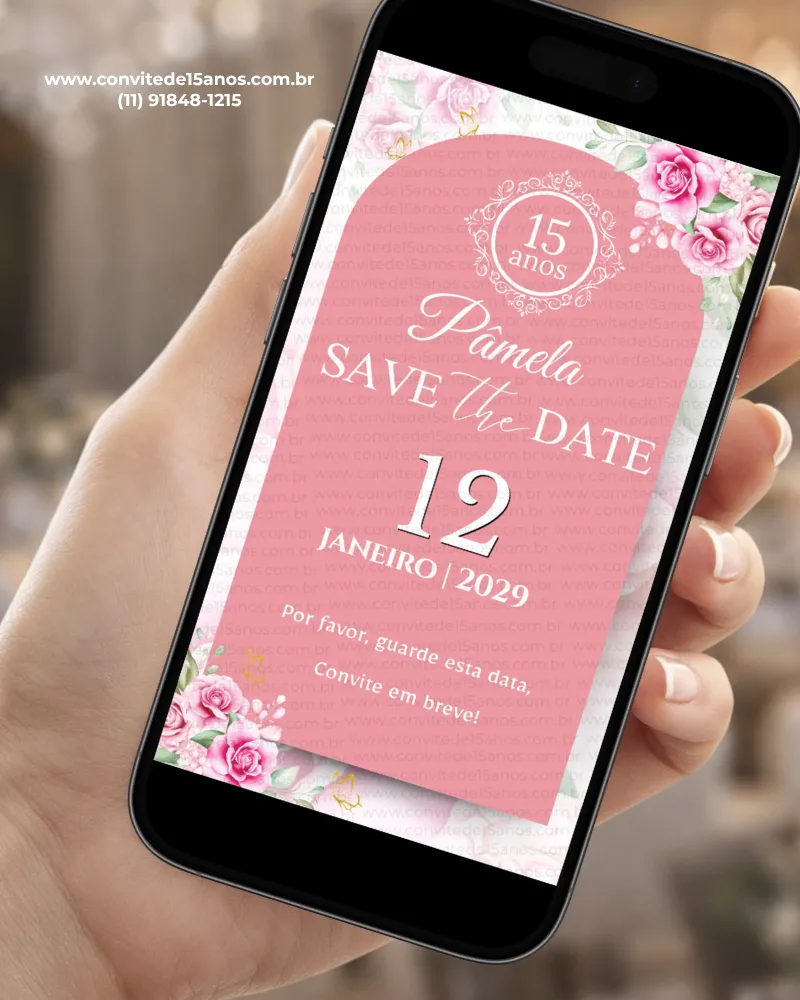 Save the Date rosa para aniversário de 15 anos com flores cor-de-rosa, rosas, detalhes dourados e design elegante.