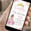 Save the Date rosa para debutante com vestido de princesa rosa, coroa dourada, flores cor-de-rosa e moldura dourada delicada.