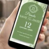 Save the Date Verde para Aniversário de 15 Anos com fundo verde, rosas em tons claros, moldura ornamental branca e detalhes delicados.