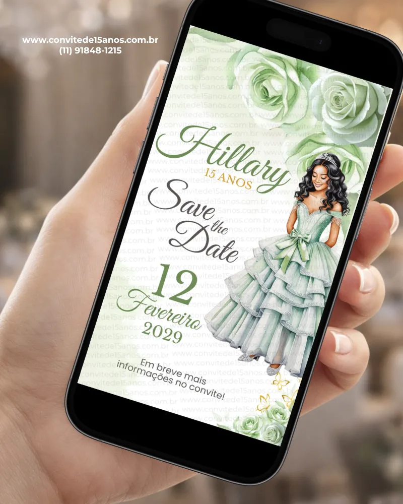 Save the Date Verde para Debutante com flores verdes, rosas em tons claros e uma debutante usando vestido verde elegante.