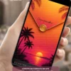 Convite interativo Tardezinha com envelope digital para festa de 15 anos, apresentado em smartphone, com design tropical em tons de laranja, pink e palmeiras.
