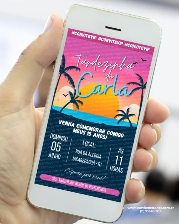 Convite Tardezinha para 15 anos com design tropical, palmeiras, pôr do sol e cores vibrantes em smartphone.