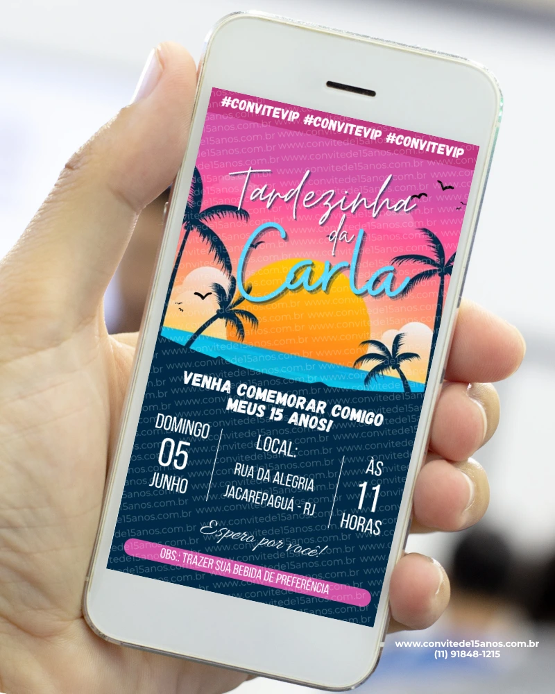 Convite Tardezinha para 15 anos com design tropical, palmeiras, pôr do sol e cores vibrantes em smartphone.